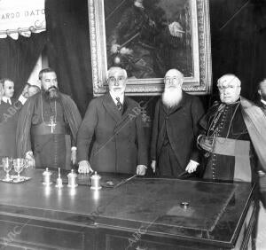 Sr. D. Antonio Maura (X), en la conferencia que Dio ayer Tarde, quinta de las...