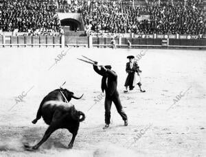 Celita Banderilleando en la corrida Celebrada ayer en la plaza de Madrid