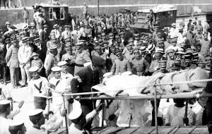 Desembarco de los Heridos del Cañonero "general Concha", en el puerto de Melilla