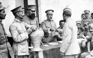 El teniente coronel del batallón de Cazadores de Segorbe Presidiendo el sorteo...