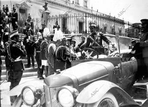 Don Alfonso XIII al llegar en automóvil Hispano Suiza a la Academia de...