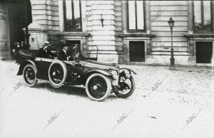 Alfonso XIII conduce un Hispano Suiza modelo 30 40 HP en las inmediaciones del...