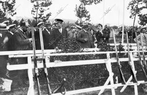 Neguri (Bilbao). Agosto de 1913. S.M. el Rey (x), en el tiro de pichón de Neguri