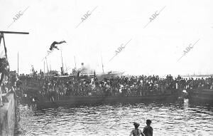 Un momento interesante del festival de natación celebrado en el puerto A...