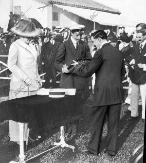 S.M. el Rey Entregando el premio del tiro de pichón A D. Enrique camino