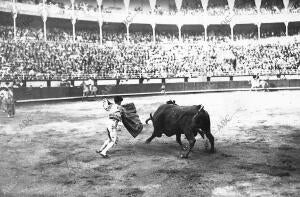 Machaco toreando de capa al primero de los miuras