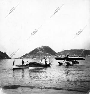 Un monoplano Hidroaviador Disponiéndose A emprender su vuelo desde las Aguas del...