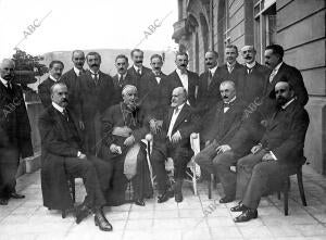 Grupo de Concurrentes al banquete de despedida con que el ministro de Estado (X)...