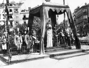 Los Reyes, el infante don Carlos y príncipe D. Felipe, Escuchando los Discursos...