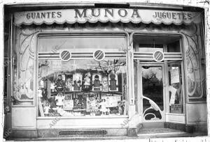 Portada de la elegante casa de juguetes Muñoa, en San Sebastián