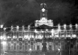 El Ministerio de la Gobernación con la iluminación instalada en honor de M....