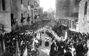 El Cabildo, Fieles y Alumnos de las Escuelas Dirigiéndose al altar Levando en la...