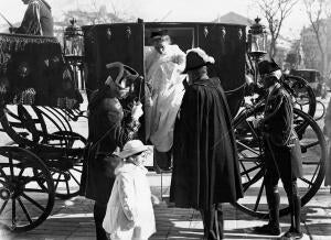 El hijo de los Marqueses de Quirós en Brazos de su Nodriza, al llegar ayer A...