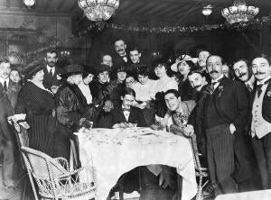 El maestro Usandizaga (X) Firmando Tarjetas A las Señoritas que Asistieron ayer...