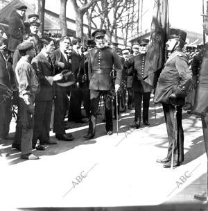 El general villar y Villate A su Llegada A Barcelona, Revistando A la compañía...