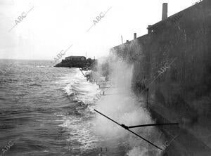 Las Olas Azotando los Muros de los Talleres "Vulcano" en la Barceloneta, Despues...