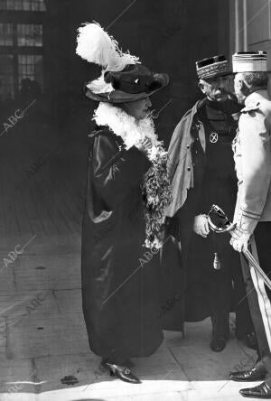 El general Liautey acompañado de su esposa al salir de palacio después de...