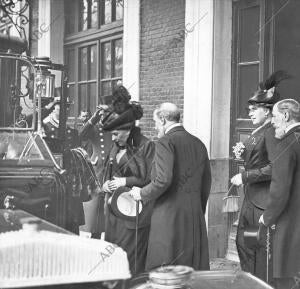 S. A. R. la Princesa de Wattemberg (1) con su Augusta Hija la Reina doña...