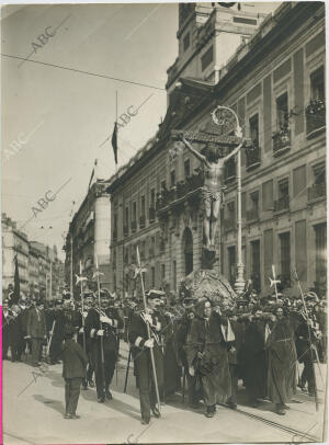 El «Cristo de los Alabarderos» a su paso por la Puerta del Sol, frente al...