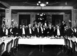 El doctor Gómez Ocaña (X), con los Amigos y Admiradores que Obsequiaron con un...