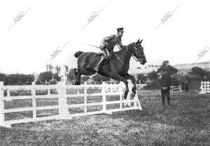 El Caballo "Celador" montado por don Benito Vecino, al dar un salto de...