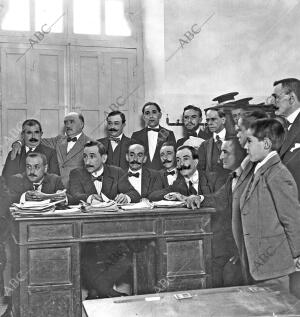 El alcalde de Madrid, el Vizconde de Eza (segundo por la izquierda, sentado),...