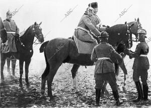 El Kaiser (X) examinando las Fotografías Obtenidas por dos Oficiales Aviadores
