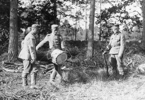 Soldados Alemanes Prisioneros Trabajando bajo la custodia de un soldado inglés