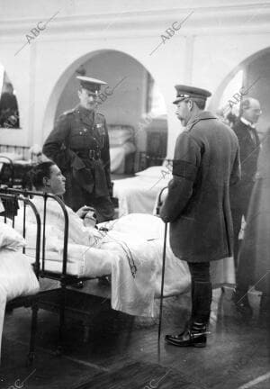 El monarca Inglés, Jorge V, Visitando A los Heridos Indios en el hospital