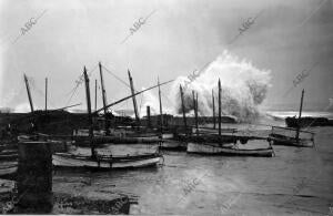 Aspecto del muelle de becerra al romper en él las Olas