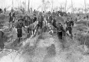 Grupos de exploradores zaragozanos durante la plantación, a la cual asistieron...