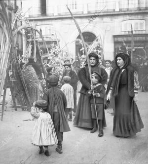 Inmediaciones de la Iglesia de Santa Cruz antes de la solemne bendición de las...