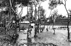 Inmediaciones del Soto de Almozara inundado por la Riada (al fondo las Casetas...