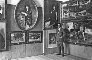 El notable pintor Diego López en la exposición de Cuadros suyos que actualmente...