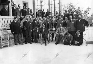 S. M. el Rey (X), ganador de la copa del Árbol (campeonato A 30 Metros), con los...
