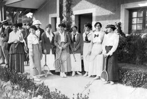 Señoras y señoritas que toman parte en el campeonato de "lawn-tennis"