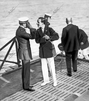 S. M. el Rey (X) en el embarcadero de Santander al regreso de las Regatas en que...