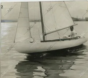 El rey Alfonso XIII navegando en su monotipo «Periforcio»