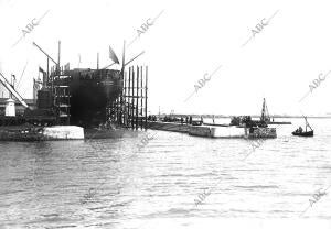 El casco Del "santa Isabel", en grada de la Constructora Naval Española,...