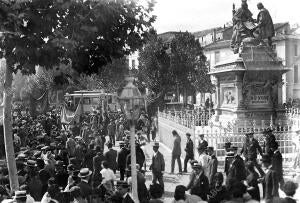 La manifestación A su paso por ante el monumento A Isabel la Católica