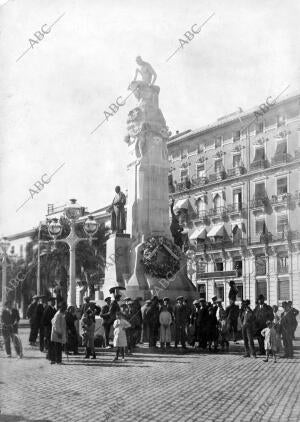 Monumento, obra del escultor Sr. Bañuls, Inaugurado el Cumplirse el tercer...