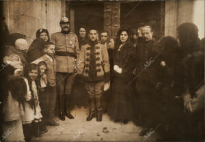 El soldado del regimiento de Victoria Eugenia, Enrique Ortiz, al salir de la...