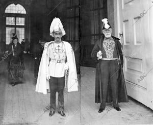 Los Señores Duques del Infantado (Arteaga) y de Mandas al salir de Palacio,...