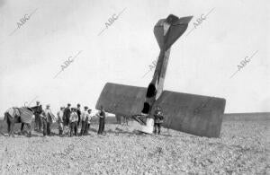 Posición en que quedó el aeroplano que tripulaban el aviador Sr. Uriburu (x) y...