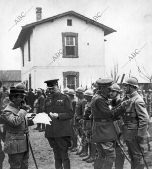 Oficiales Ingleses Condecorando A Varios Oficiales y Soldados del ejército...