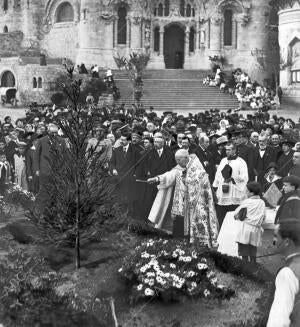 Bendición del cedro plantado por las Autoridades en la explanada del Tibidabo