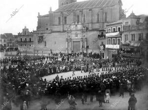 Aspecto de la plaza mayor en el momento de prestar juramento los Reclutas de...