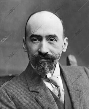 El insigne dramaturgo Jacinto Benavente, A Quien, con motivo del estreno de su...