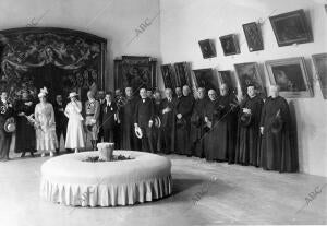 El alcalde de Córdoba (1), el gobernador Militar (2), el director del Museo, Sr....