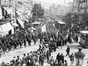 El regimiento de Córdoba, A su Llegada A Granada, Desfilando por el embovedado